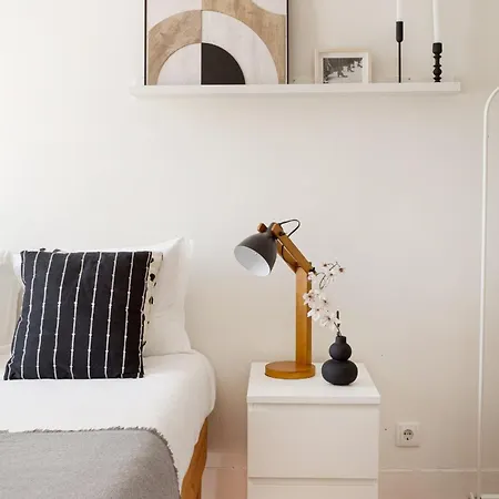 Апартаменты Graca Charm Flat With Sunny Balcony Лиссабон