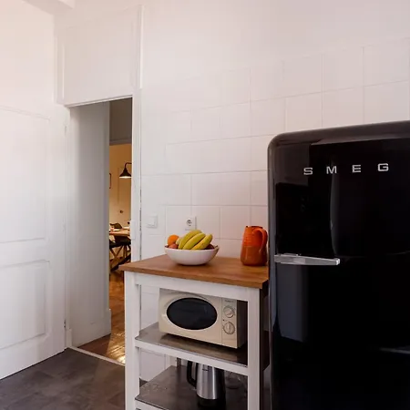 Апартаменты Graca Charm Flat With Sunny Balcony